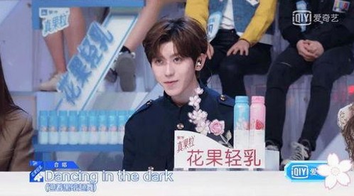 明星龅牙成焦点：从嘲讽到自信的转变轨迹