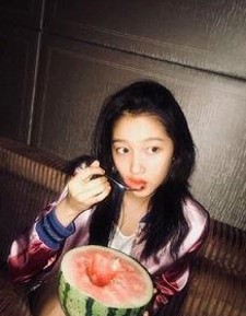 明星龅牙成焦点:从嘲讽到自信的转变轨迹